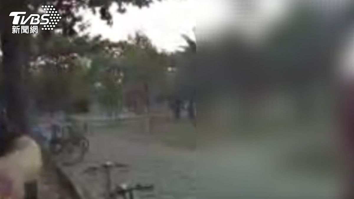 高雄兒童遊樂場獵豔!男大生「嘴對嘴」親國小男童 噁露享受表情