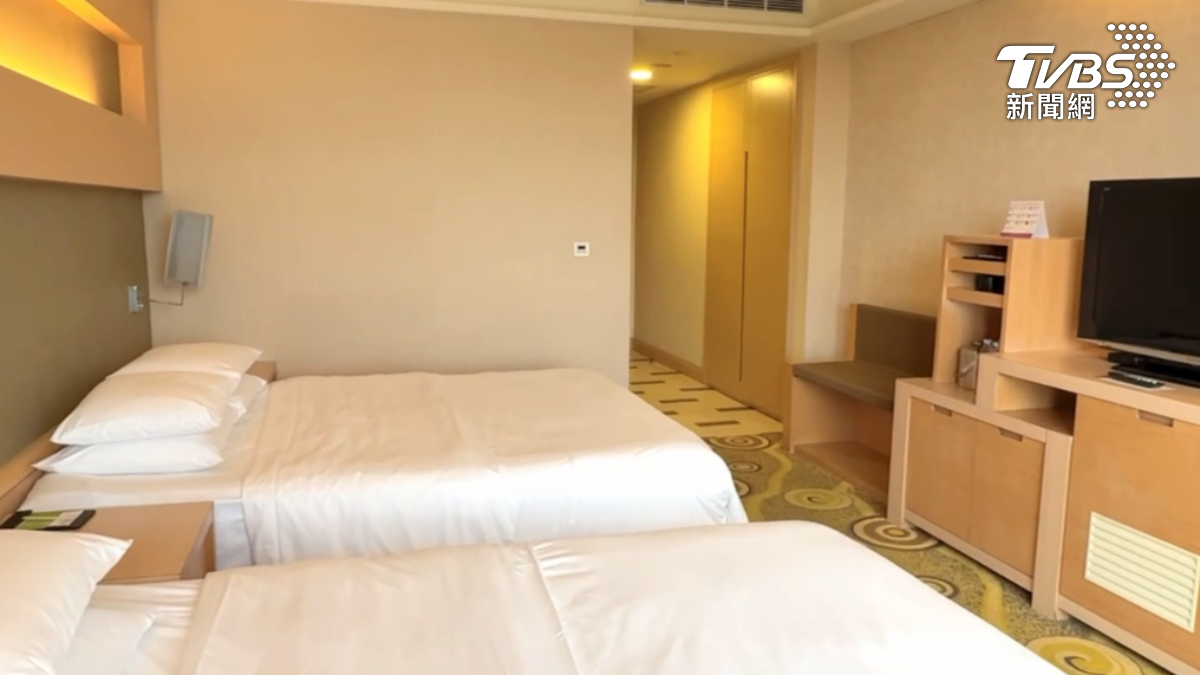 政府普發一萬元,這錢要怎麼花最香最划算,北中南旅宿業者紛紛推出「萬元放大術」搶客。(圖/TVBS)