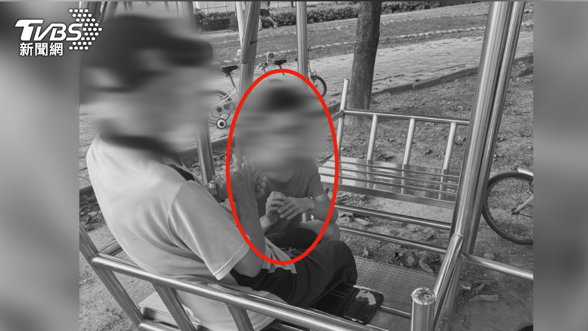 19歲的男大生和一群小朋友玩耍,過程中竟然把8歲男童帶到溜滑梯下方死角,連續親吻3次,把其他家長嚇壞了(圖/TVBS)