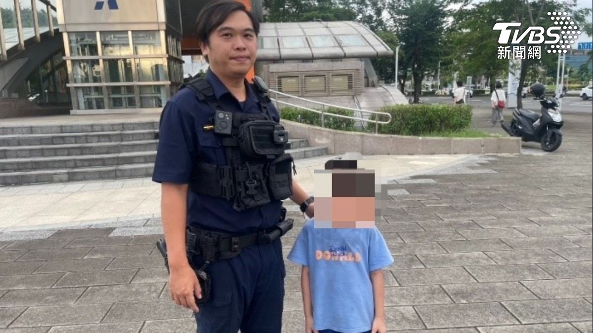 阿嬤不給看電視!男童負氣離家險遭撞 警化身老師勾勾手和好