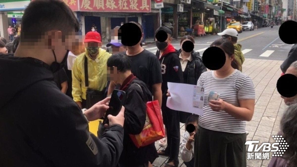 龍山寺前擺攤，1千元換「雙證件」。（圖／TVBS）