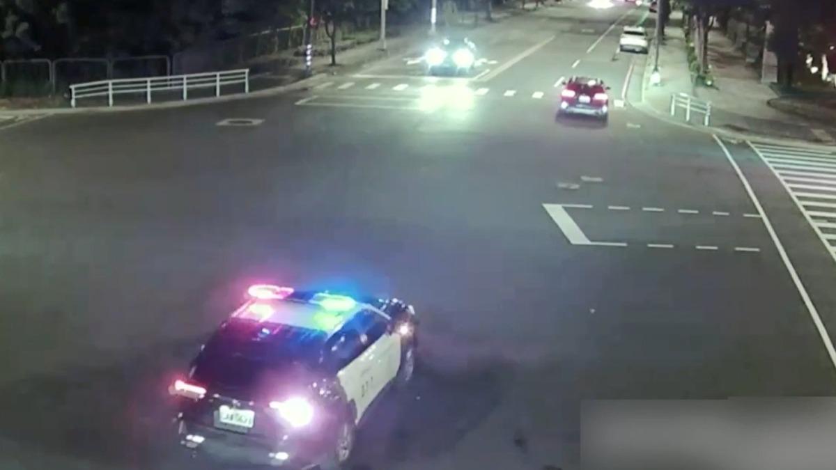 爭議執法,變換車道壓過實白線險挨罰。(圖/警方提供)
