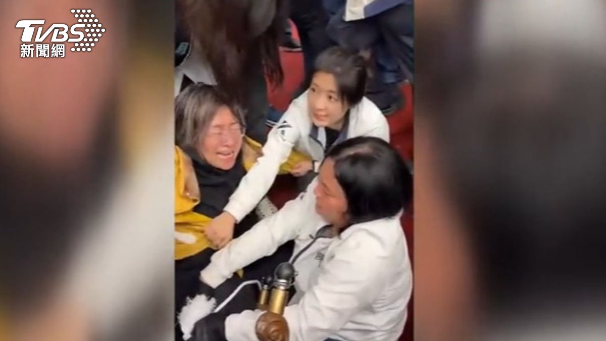 陳培瑜控訴,陳玉珍用鋼頭鞋猛踹他7次。(圖/TVBS)