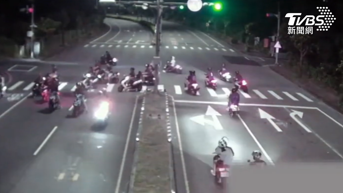 新北飆仔馬路蛇行迴轉，遭警鎖定逮11人。（圖／TVBS）