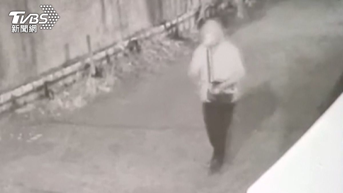 事發後，許姓嫌犯徒步慢悠悠地離開現場 。(圖／警方提供) 