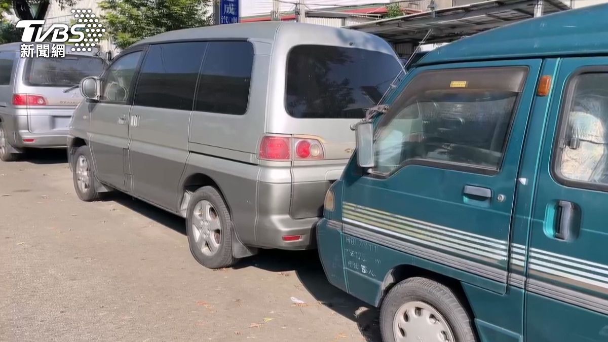 嫌犯靠網路銷售中古車維生，允許他隨意停放車輛而不收取任何費用 。(圖／警方提供) 