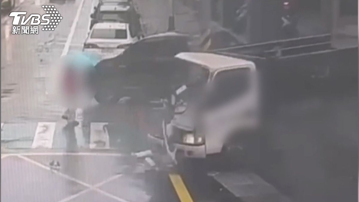 基隆驚悚車禍「差點掃向行人」!白車跨雙黃線撞機車肇逃15分鐘才回 。(圖/警方提供)