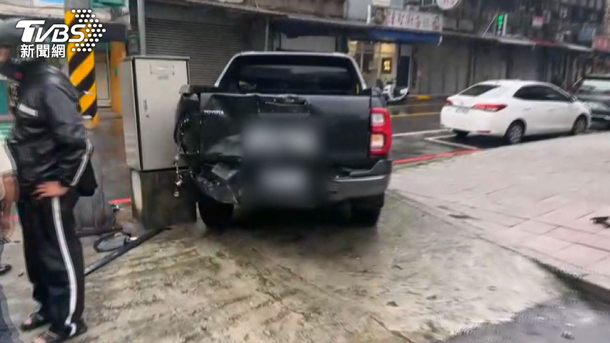 貨車司機疑煞車失靈撞車 路人驚險逃一劫 。(圖/警方提供)