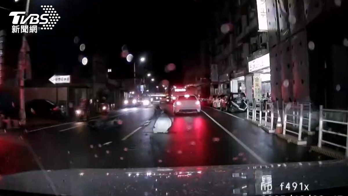 一輛白色轎車一直偏左行駛,甚至吃到雙黃線,隨後就聽到「碰」的一聲。(圖/民眾提供)
