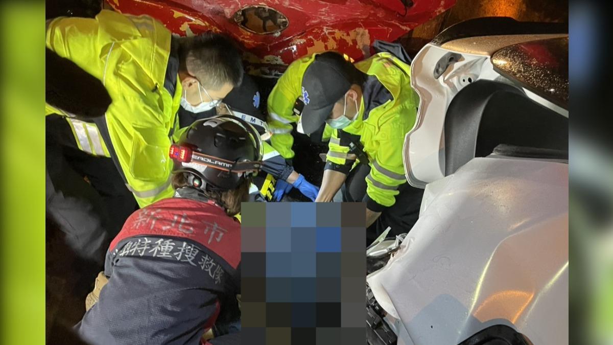 快訊/五楊高架6車連環撞 女下車遭遊覽車撞上命危