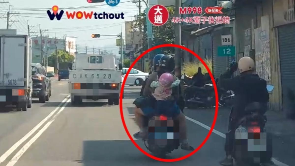 一旁好心騎士還將孩童掉落的鞋拾起返還。(圖/翻攝自YouTube@WoWtchout - 地圖型行車影像分享平台)