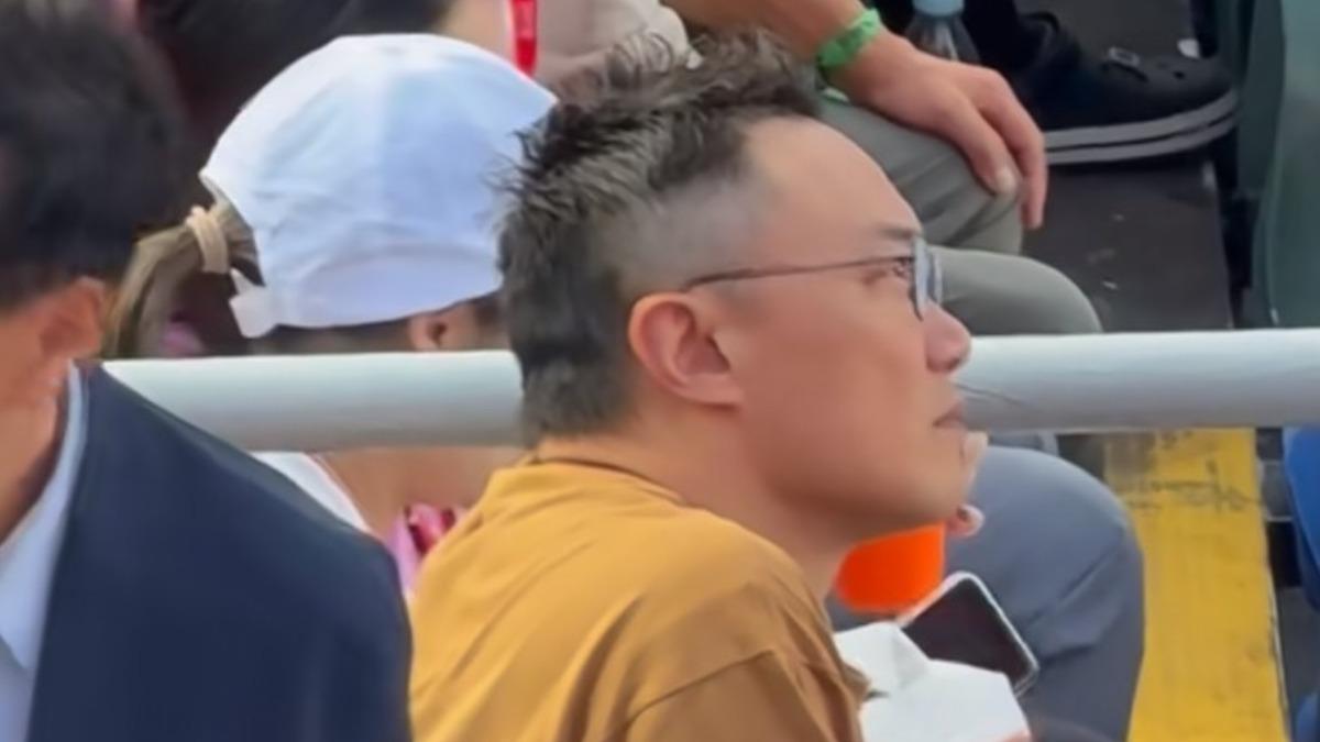 畫面中可見,陳奕迅身形看起來似乎稍微圓潤了一些,有網友表示「下顎線變不明顯了」。(圖/翻攝自小紅書)