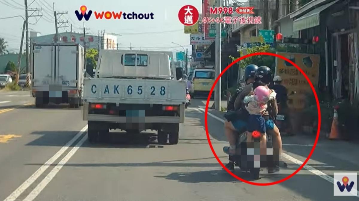 孩童被懸掛在機車外,行徑危險。(圖/翻攝自YouTube@WoWtchout - 地圖型行車影像分享平台)