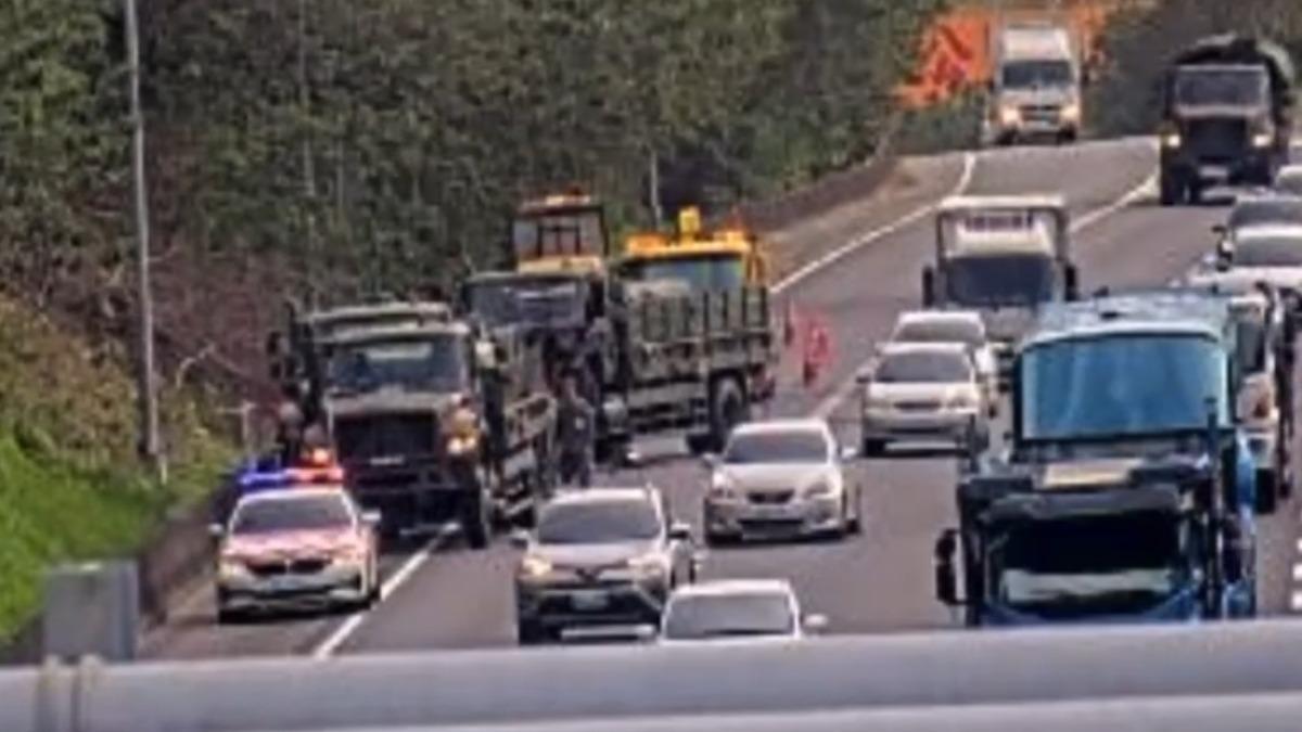兩輛軍用卡車追撞事故，車流一度回堵。（圖／翻攝自1968官網）