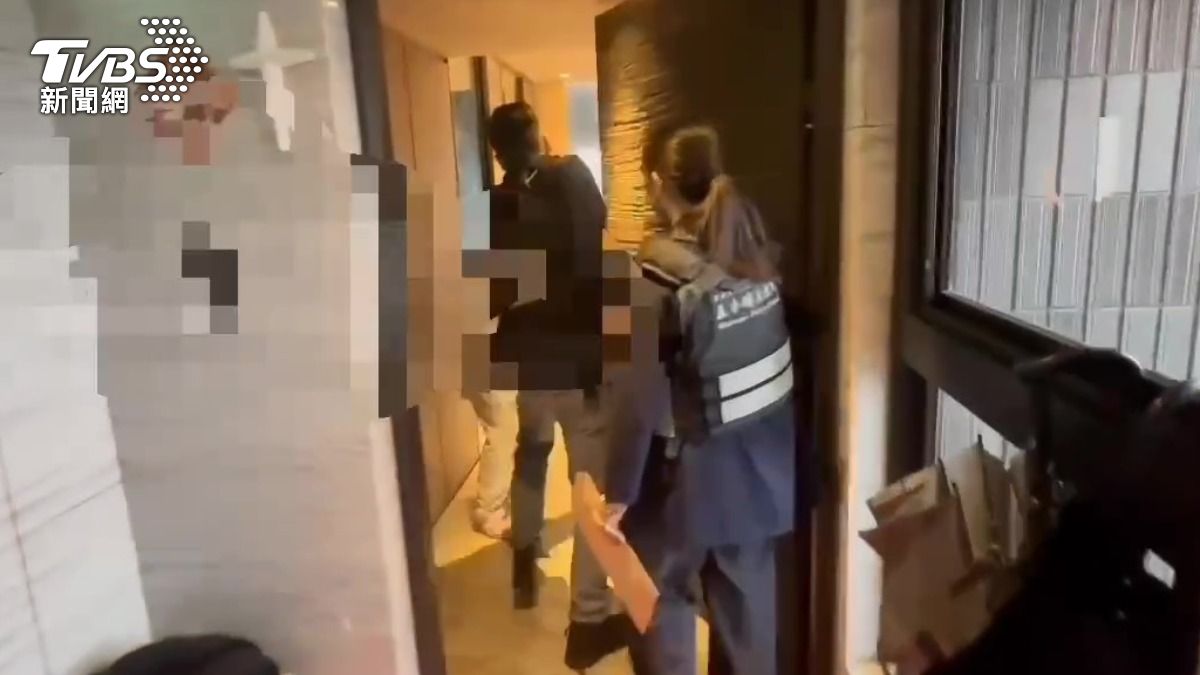 警方進入蘇女住家搜索。（圖／TVBS）
