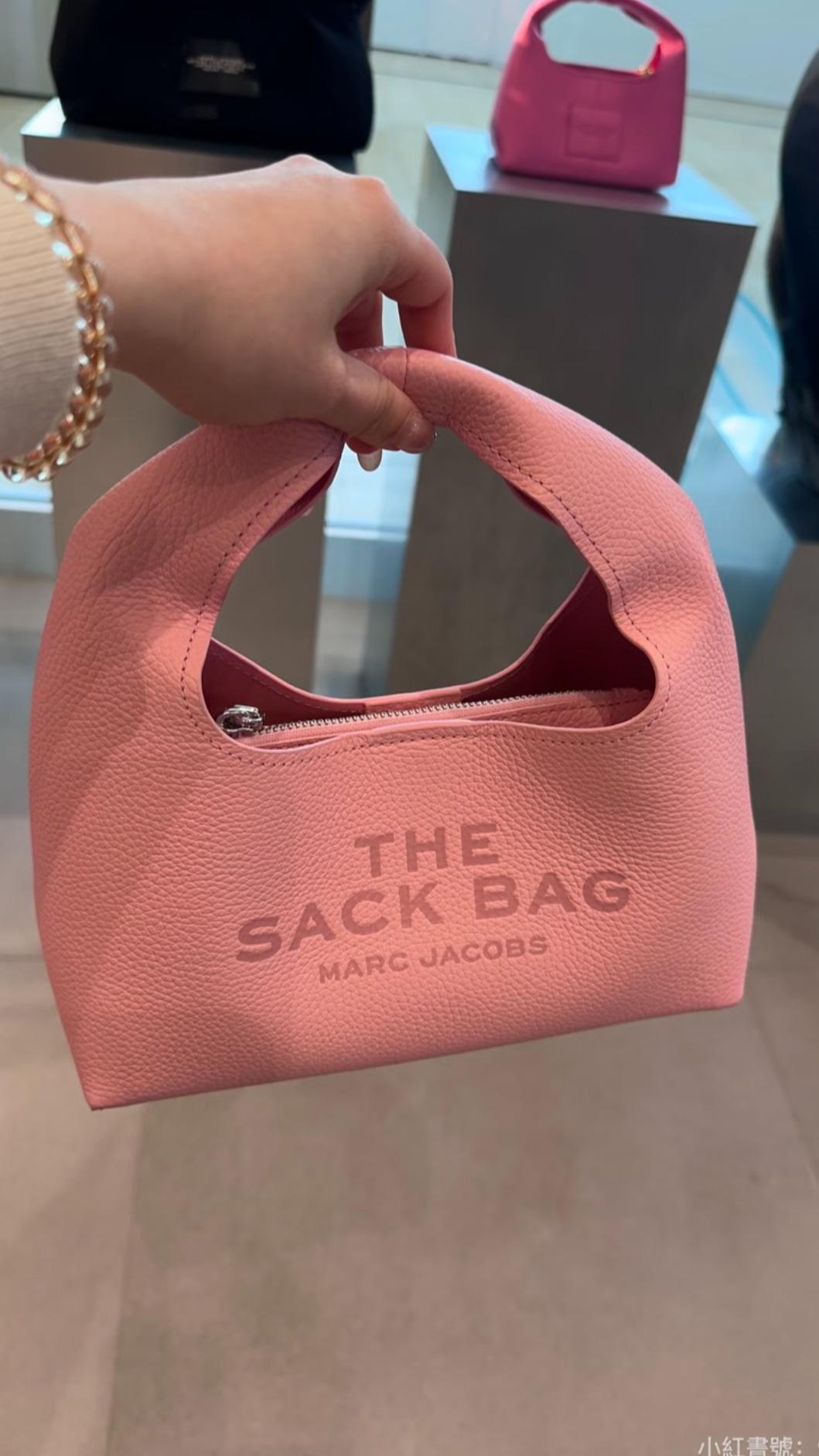 MARC JACOBS THE SACK BAG迷你斜背包。(圖/翻攝自小紅書)