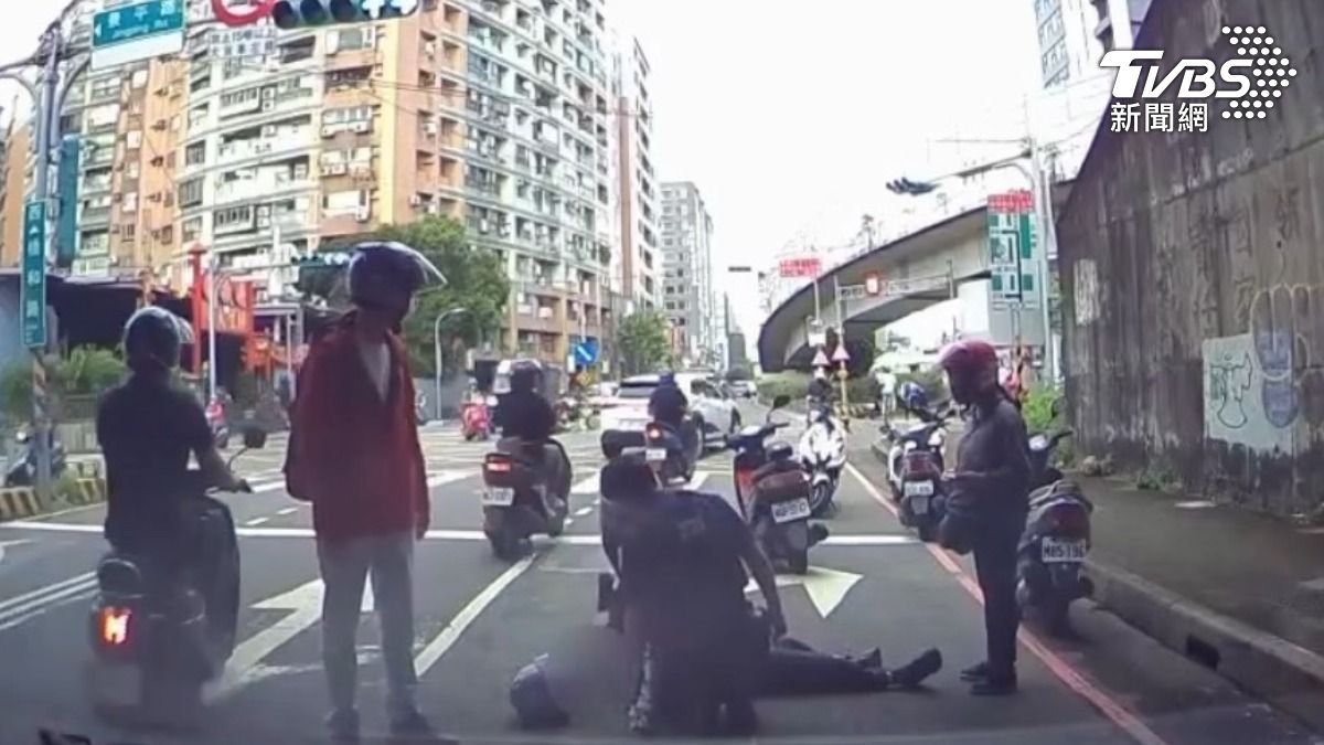 中和69歲翁騎車到一半突倒地 員警「馬路CPR」搶命畫面曝