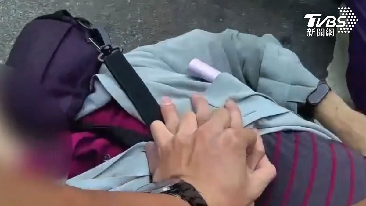 員警到場實施約5分鐘的CPR。（圖／TVBS）