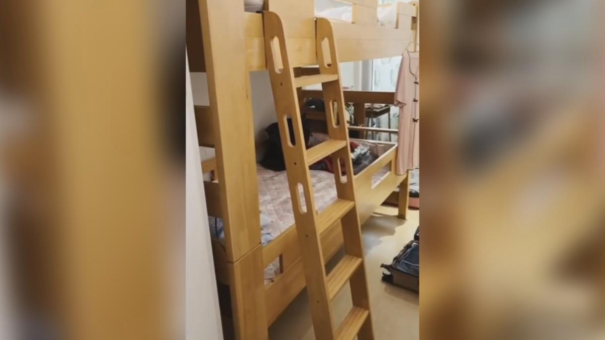 屏東一名黃同學在暑假參加當地補習班舉辦的日本遊學團，發現原本承諾的房型變成了四人通鋪。（圖／當事人提供）