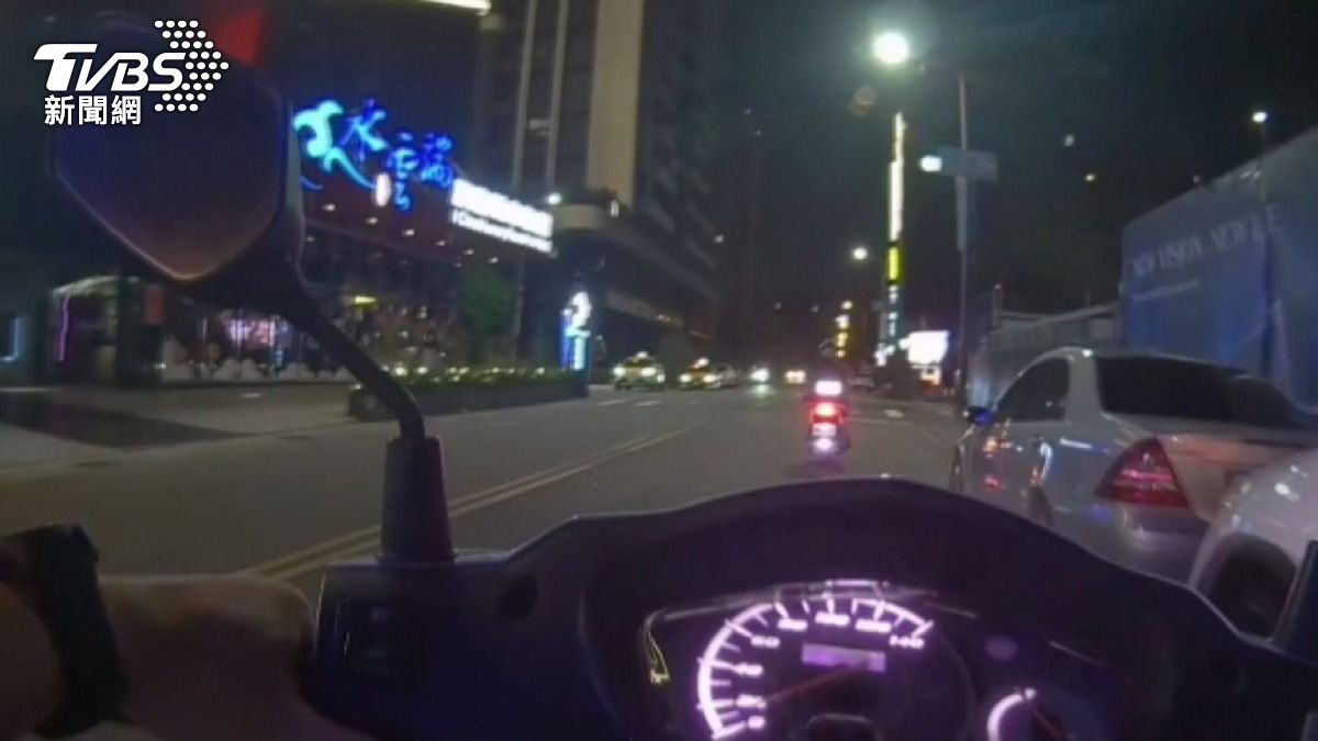 警方在深夜巡邏時發現一名違停駕駛,過程中竟意外查獲毒品案件 。(圖/TVBS)