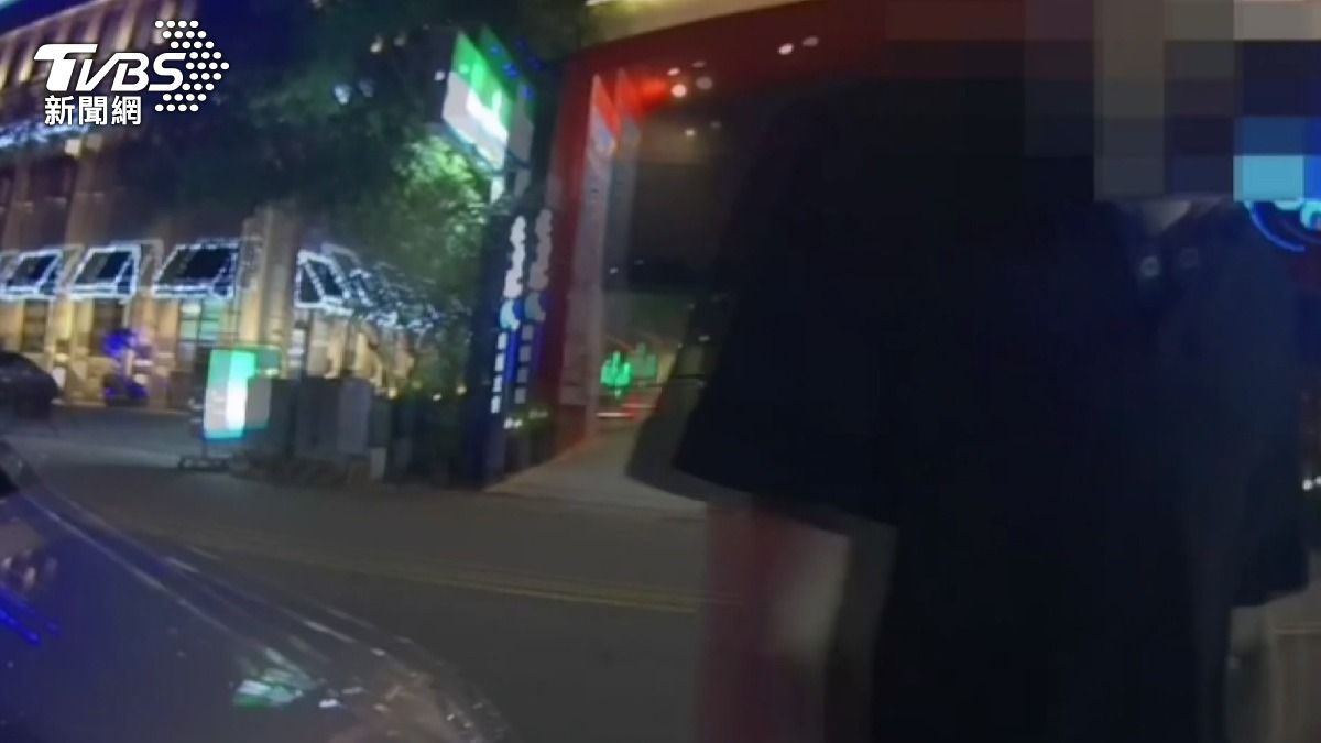 雖然該男子坦承違規,但其神色明顯慌張,引起了警方的注意 。(圖/TVBS)