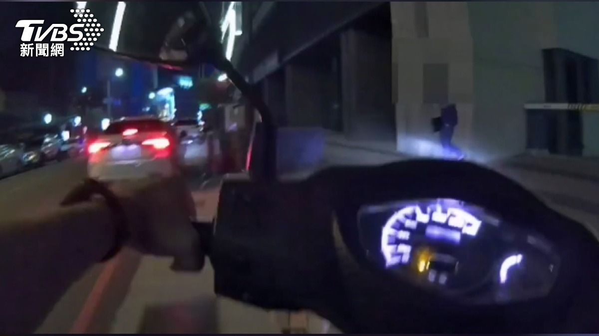 魏姓男子雖然口頭表示不是他的,卻突然上前搶走包包後立即逃跑 。(圖/TVBS)
