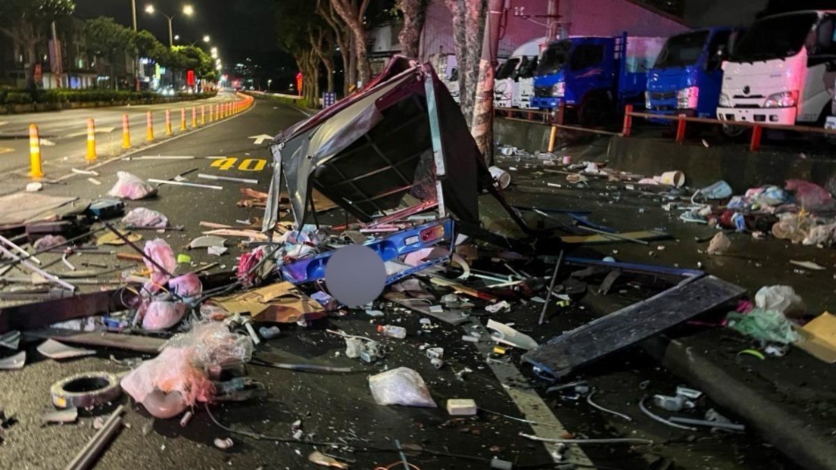 男涉毒駕高速擦撞，貨車被撞失控甩衝燈桿。（圖／警方提供）  