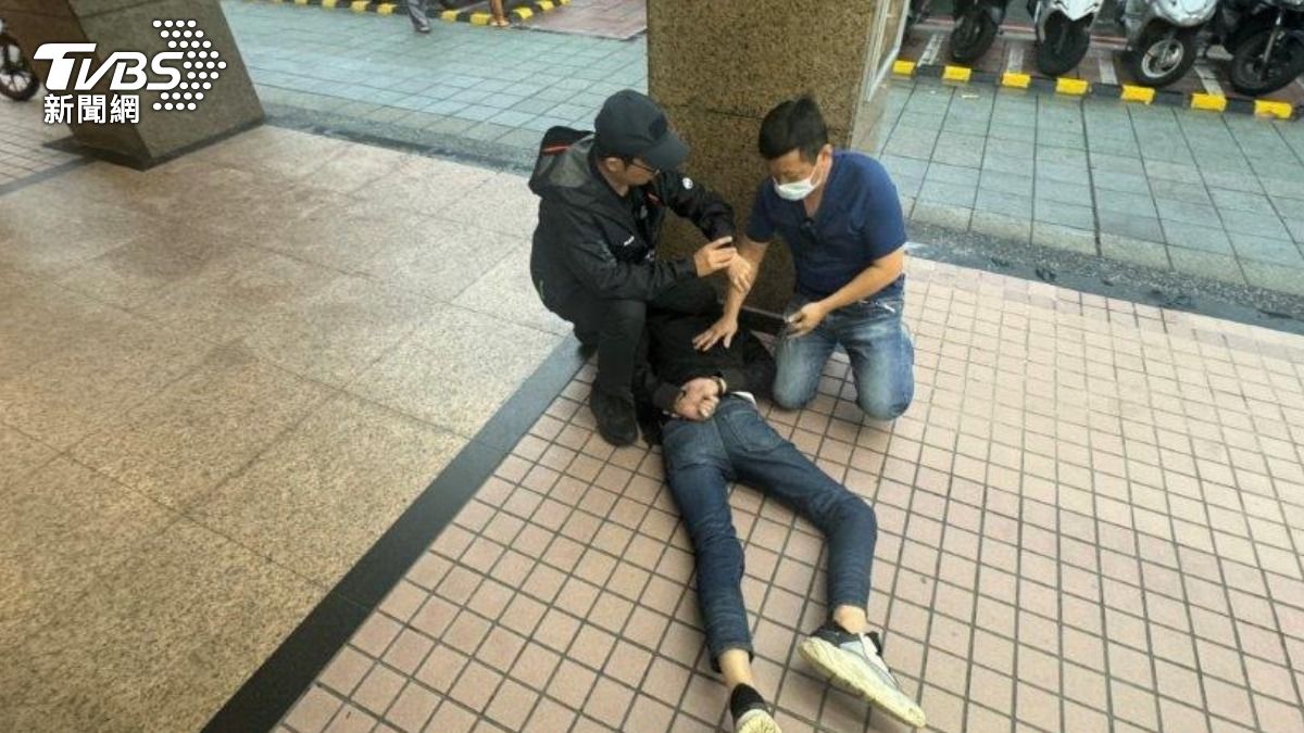 「生基位」詐騙又來!翁釣車手,警街頭逮人。(圖/TVBS)