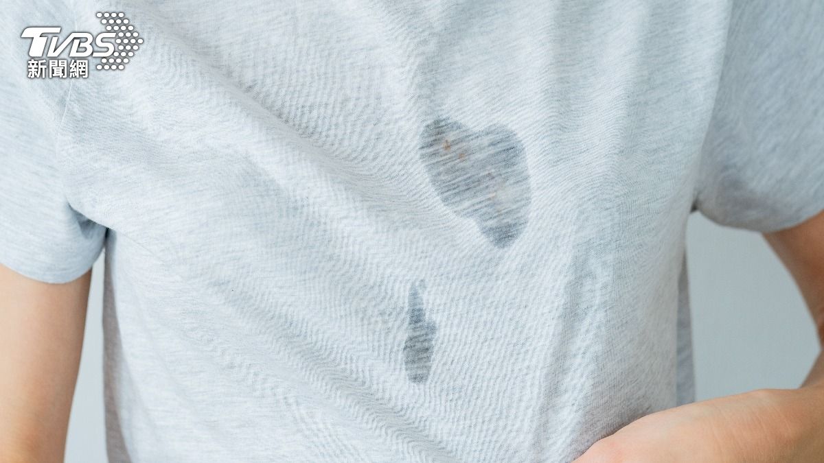 衣物沾染油漬「別急著用水洗」　她用1物輕搓10秒就消失