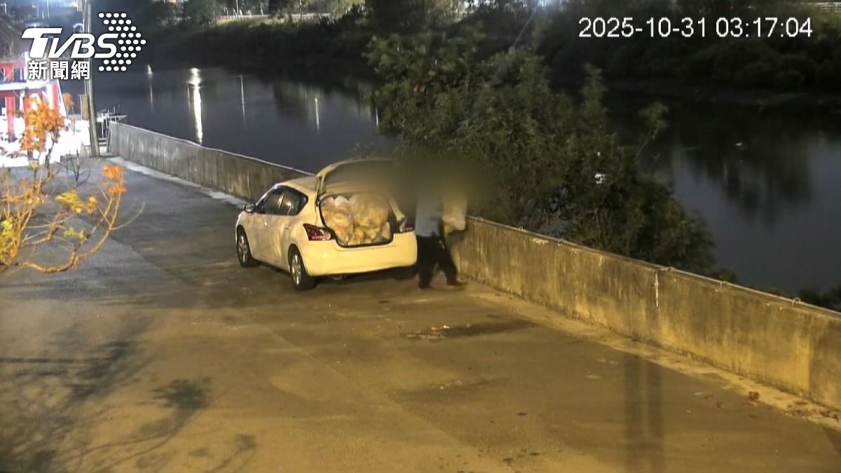 偷倒垃圾無極限!「暗夜行動」小車狂載垃圾丟溪。(圖/TVBS)