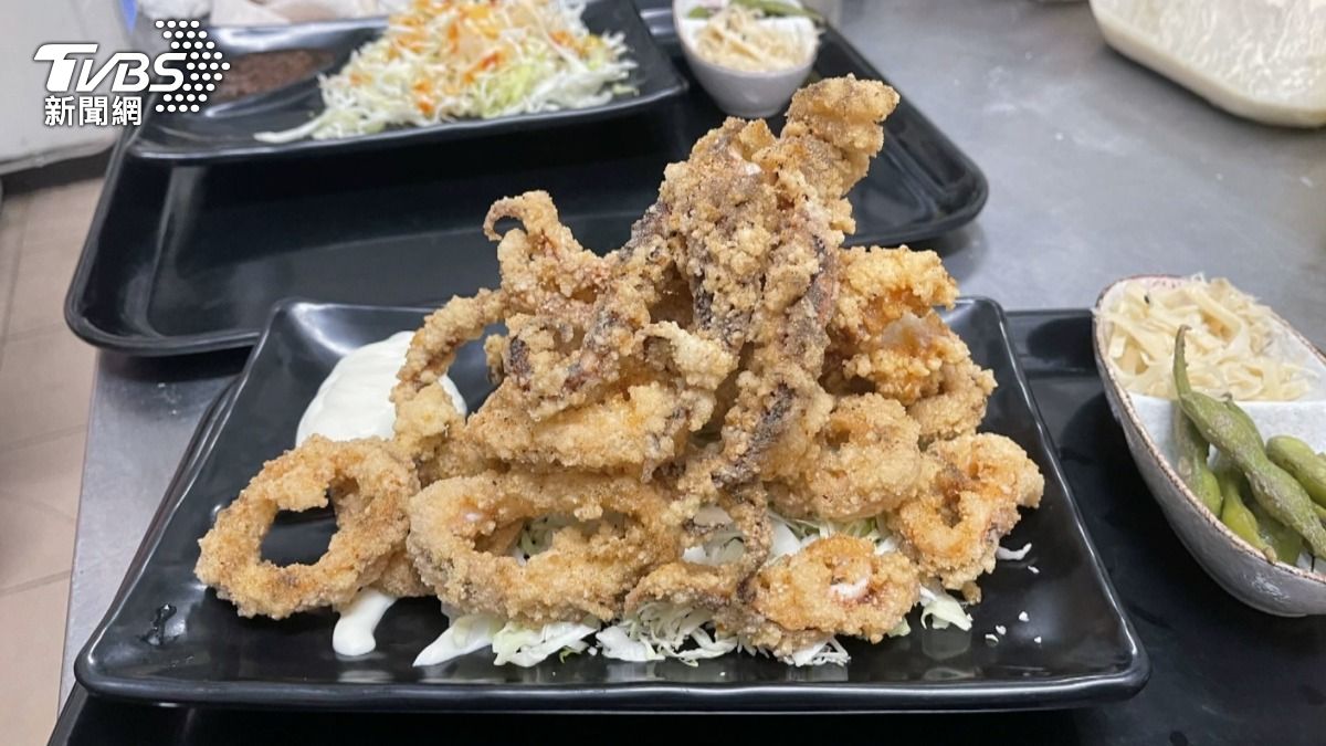 台南金華路知名豬排店,沒有豬排可以賣,改賣炸魷魚…等海鮮類套餐。(圖/TVBS)