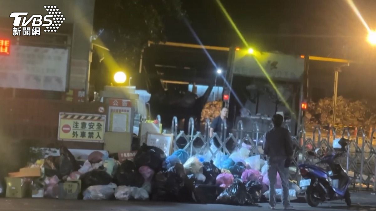 在彰化花壇鄉,清潔隊因地坪整修工程,民眾仍將垃圾丟進清潔隊,導致形成一座垃圾山。(圖/TVBS)