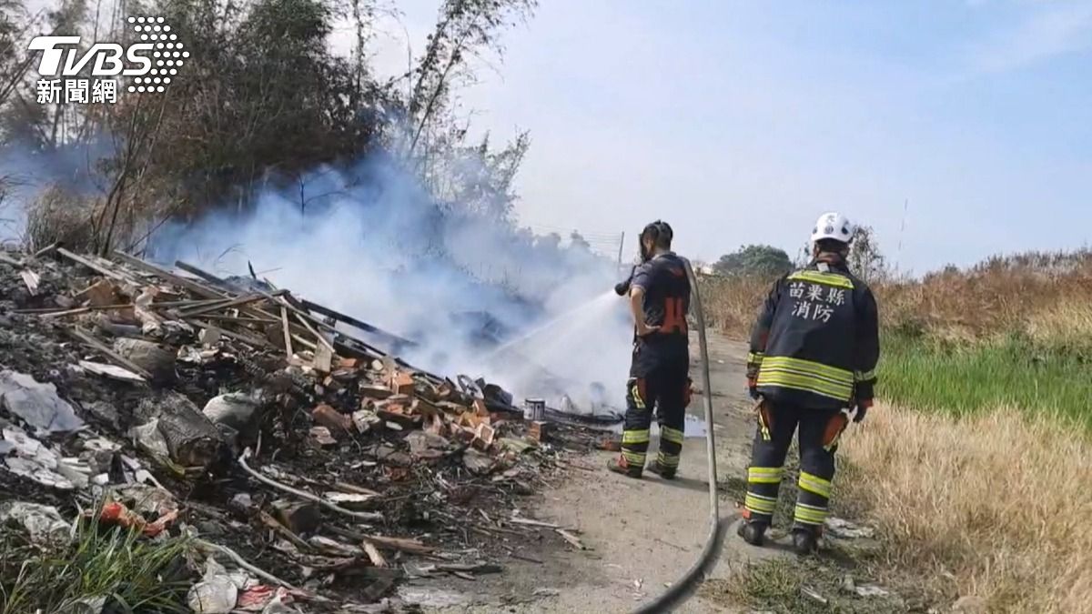 苗栗通苑地區4天內連續出現3起偷燒垃圾案件,消防人員不斷出動滅火。(圖/TVBS)
