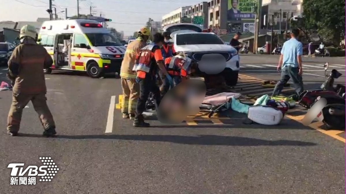 後方賓士煞車不及，老翁壓在輪下受困。（圖／TVBS）
