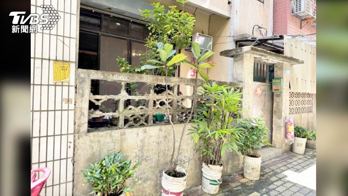 士林分署拍賣新北市淡水區英專路的兩層樓學區捷運宅。(圖/TVBS)