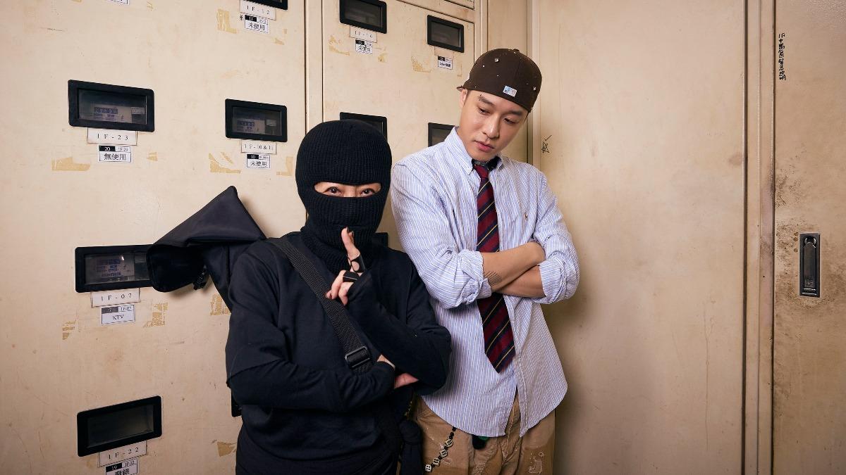 比莉裝扮成忍者偷襲周湯豪。（圖／環球音樂提供）
