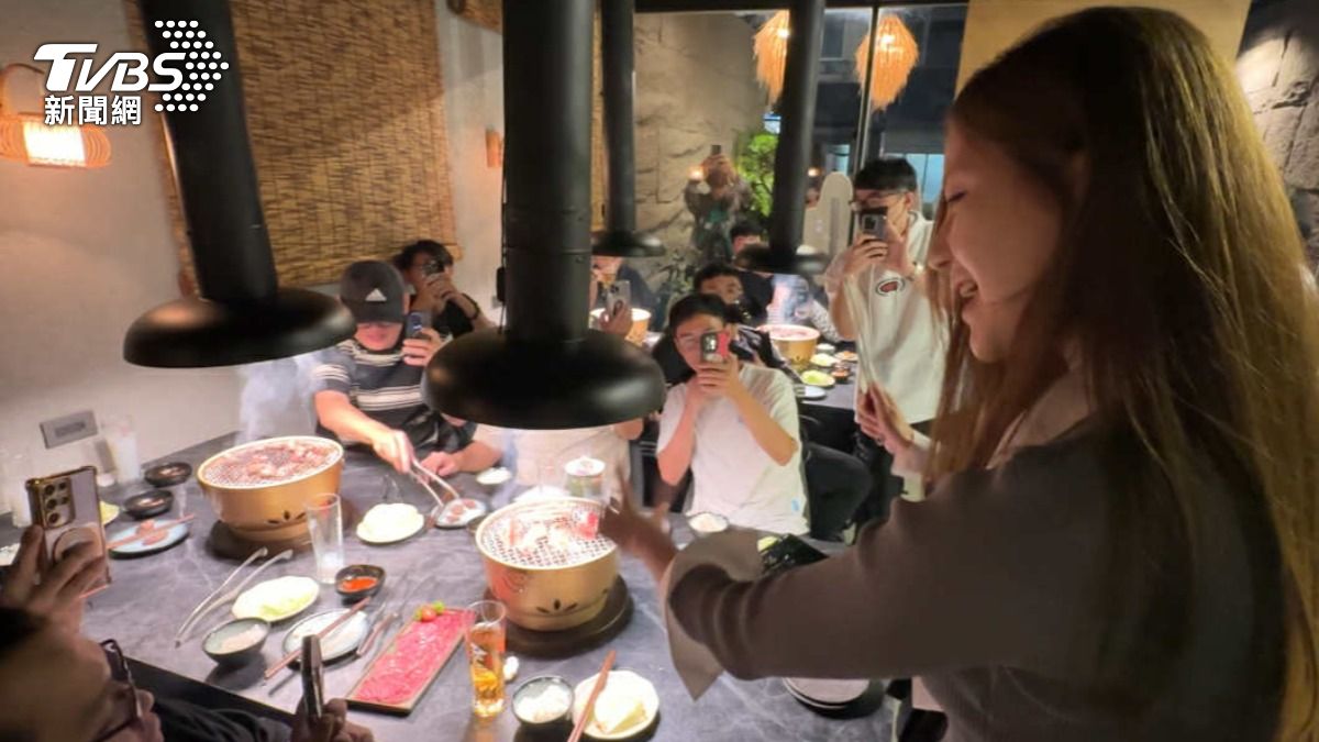 韓啦啦隊李藝彬金海莉「新竹當店長」!親手烤肉加簽名,粉絲瘋狂了。(圖/TVBS)
