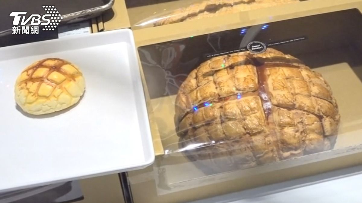 量販店業者推出巨無霸麵包。(圖/TVBS)