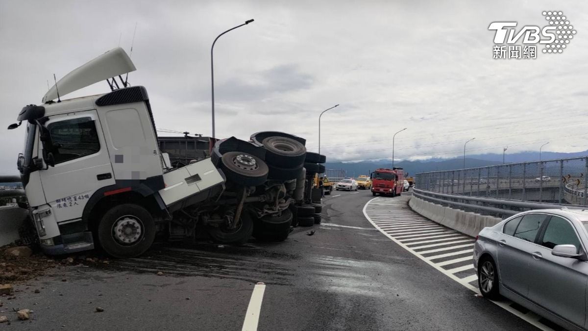 國道3號砂石車翻覆，土方灑滿匝道。（圖／TVBS）