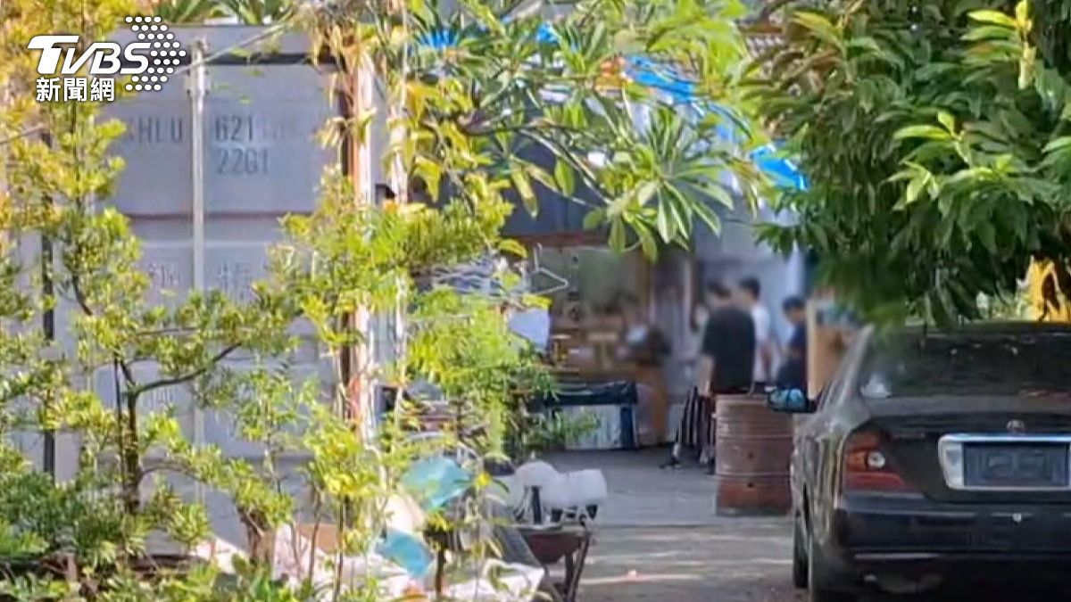 被害家屬在老家附近設置靈堂,親友到場弔念時情緒激動。(圖/TVBS)