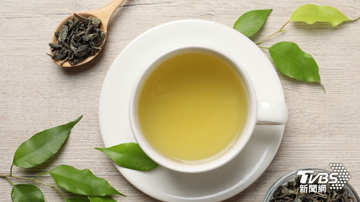營養師指出,綠茶富含茶多酚0能有效防止壞膽固醇氧化,減緩動脈硬化進程,同時具有控制血壓功效。(示意圖/達志影像shutterstock)