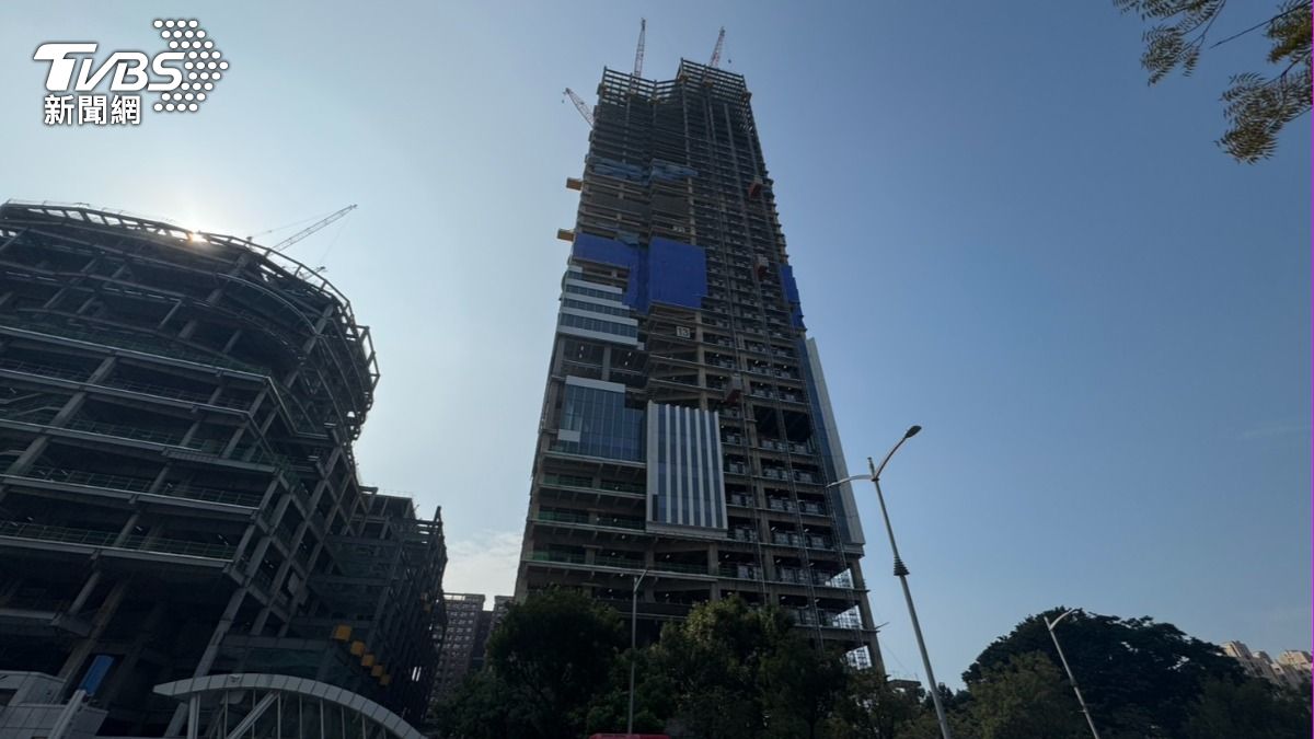 高雄凹仔底一處新建的BOT案，今天上午發生工人不明原因墜跌案。（圖／林雅婷攝）