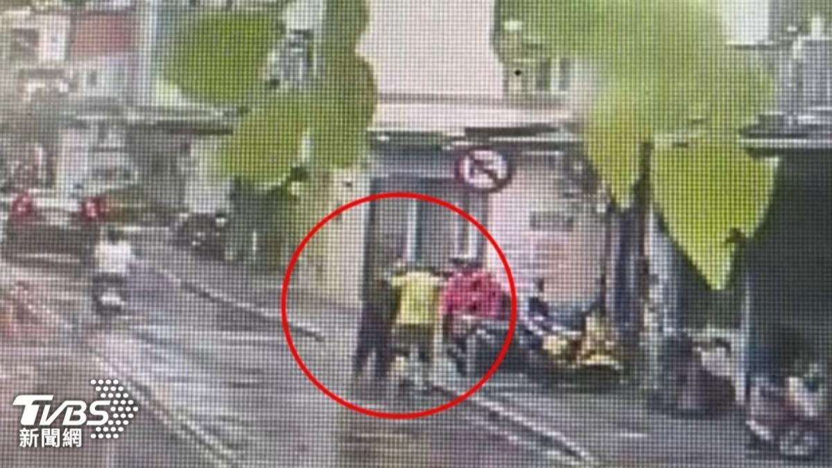 雙方當街發生口角,陳翁遭賴男持安全帽攻擊頭部,一度命危。(圖/TVBS)