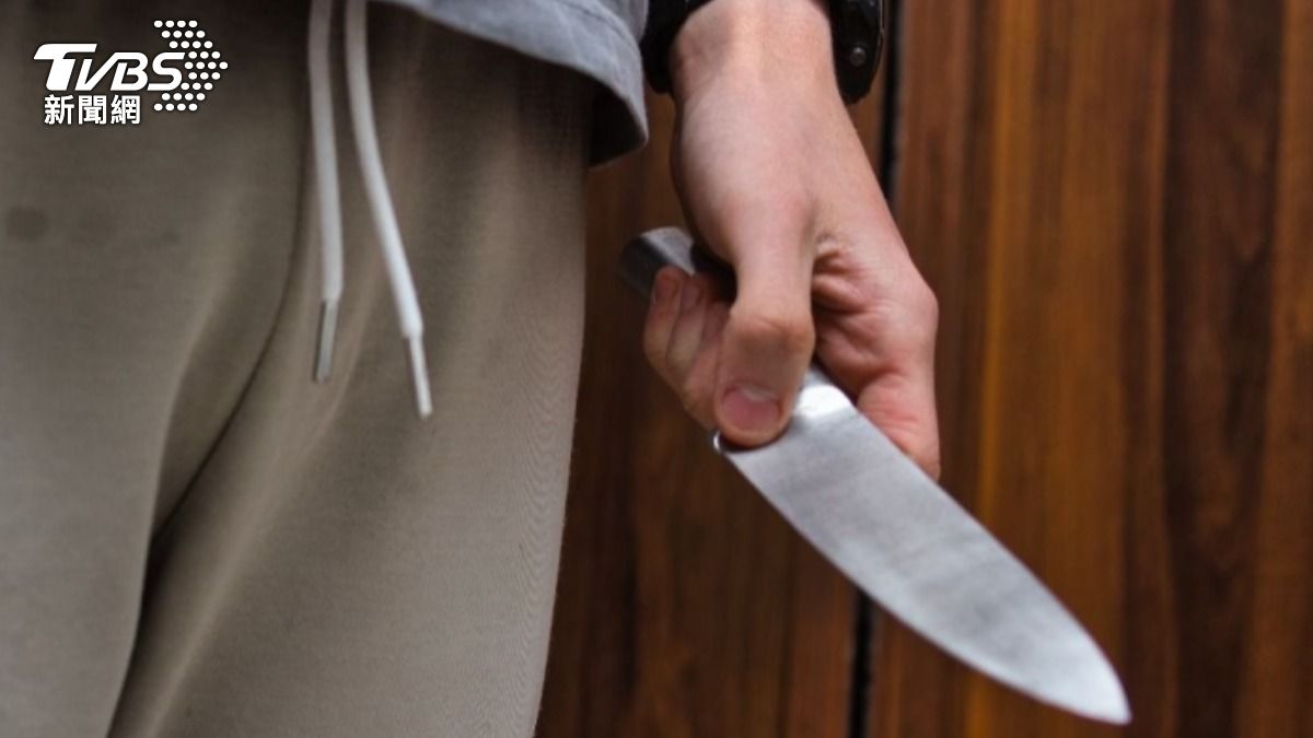 男子不滿鄰居噪音竟持刀刺殺鄰居，警訊時還撕毀筆錄遭法院重判9年。（示意圖／達志影像shutterstock）