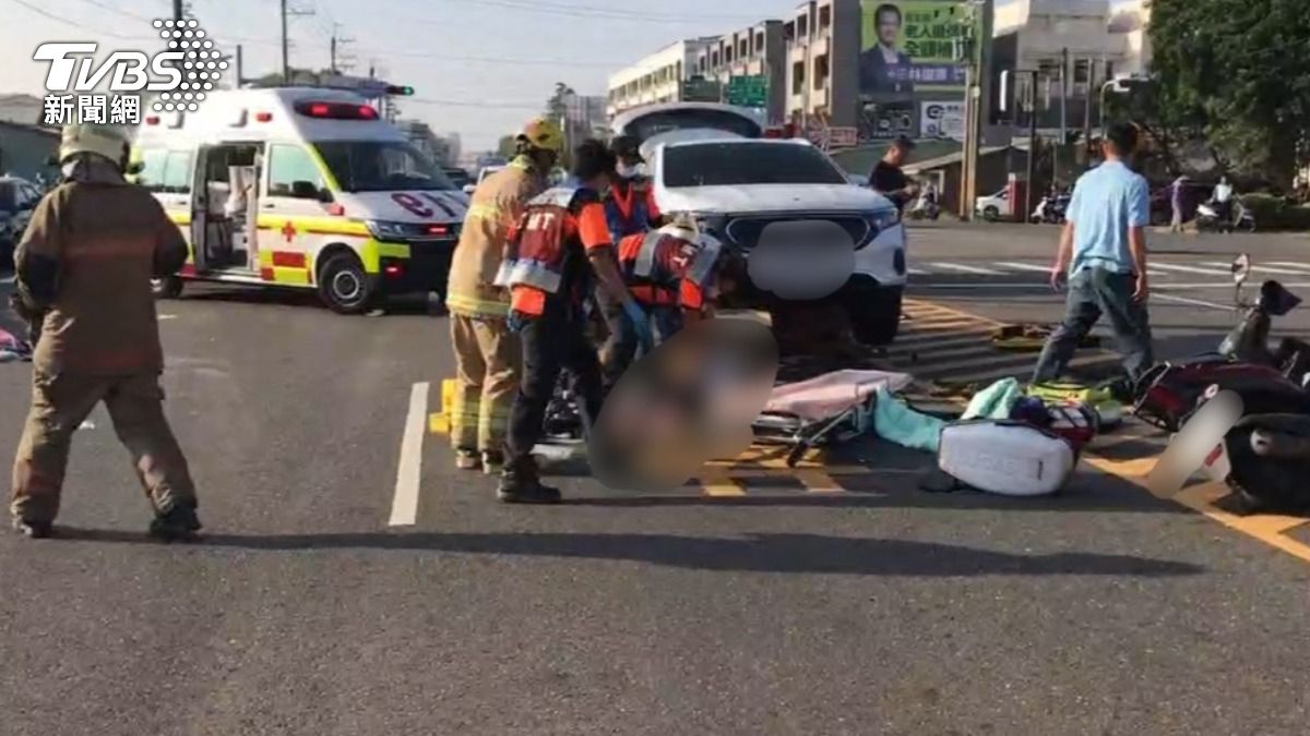 台19縣道靠近蕭隴文化園區附近,兩部同向機車發生碰撞,導致其中一名男子,彈飛到快車道,被另一輛車子壓在車底(圖/TVBS)