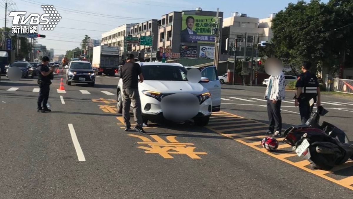 目擊民眾:「我看到的時候,就一輛白色車子停在那邊了,有人躺在車底,還有一部機車在旁邊(圖/TVBS)