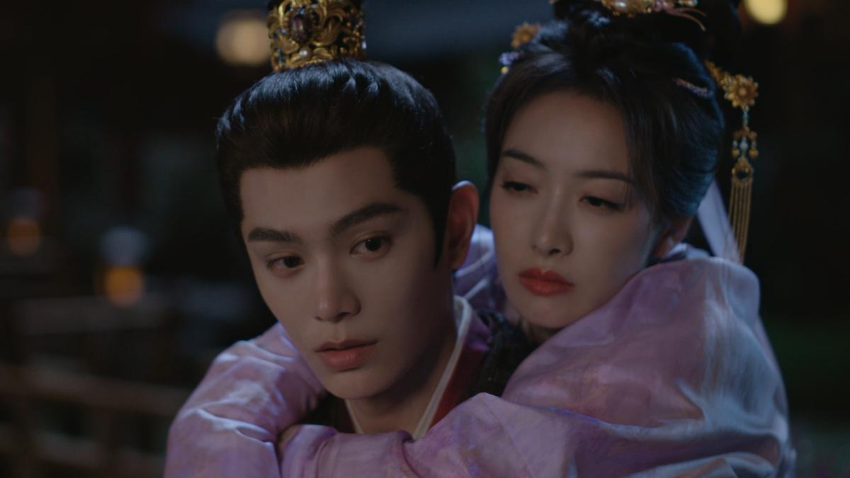 丁禹兮(左)、宋茜萌生禁忌情愫。(圖/Disney+提供)