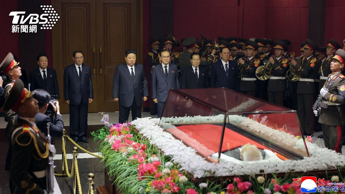 北韓領導人金正恩前往弔唁金永南。(圖/達志影像美聯社)