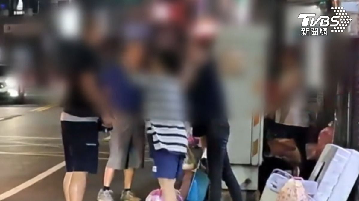 擅自用水爆衝突,男竟暴打女店員。(圖/TVBS)