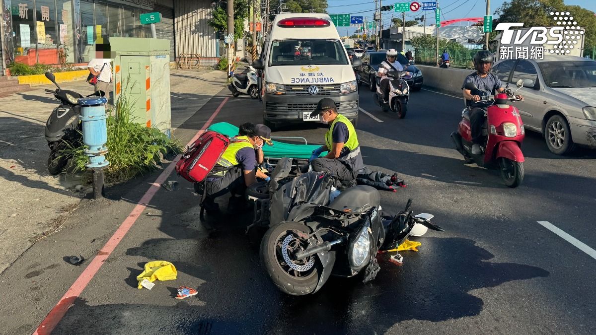 32歲騎士疑分心自撞八里龍米路一段的電信箱,警消獲報趕到現場處置。(圖/TVBS)